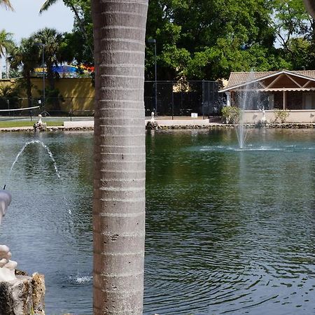 Rock Lake Not Open Due To Hurricane Damages Hotel Fort Myers Luaran gambar