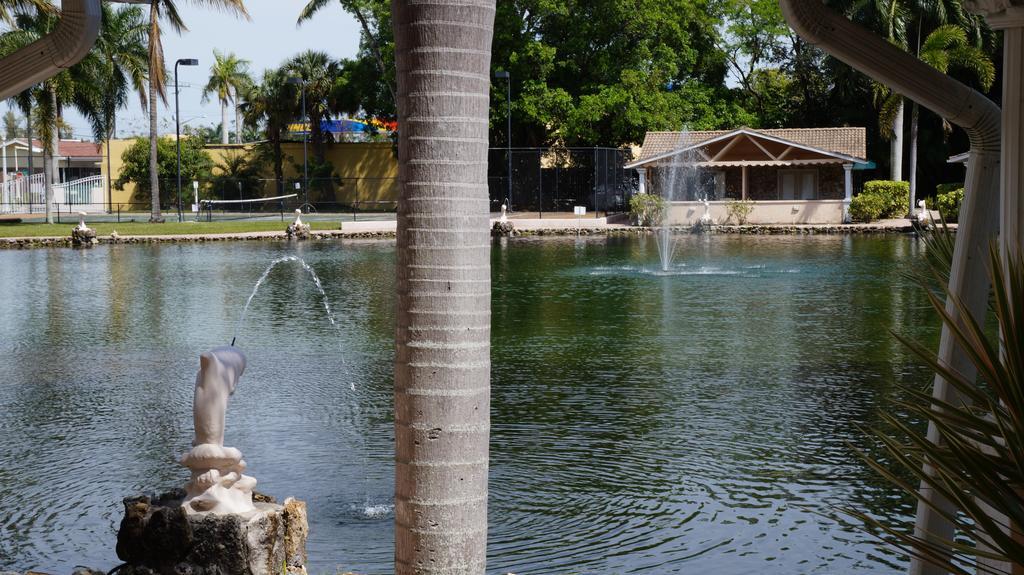 Rock Lake Not Open Due To Hurricane Damages Hotel Fort Myers Luaran gambar